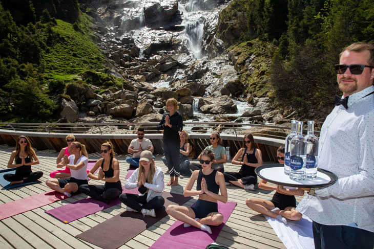 Yoga vor dem Grawa Wasserfall beim  1. Jagdhof VIP Gipfeltreffen im 5-Sterne SPA-HOTEL Jagdhof im Stubaital  02. Juni 2021, Foto: People Picture/Willi Schneider
